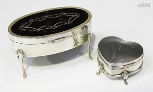 A George V silver and tortoiseshell oval jewellery box, the hinged lid with piqué inlaid