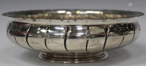 A George V Irish silver circular bowl, the shaped rim with embossed bead border and wrythen