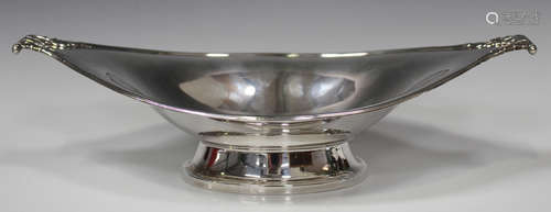 A George V silver boat shaped dish with foliate moulded handles, on an oval foot, London 1912 by