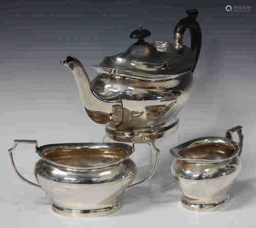 A George V silver three-piece tea set of oval form, comprising teapot, milk jug and sugar bowl,