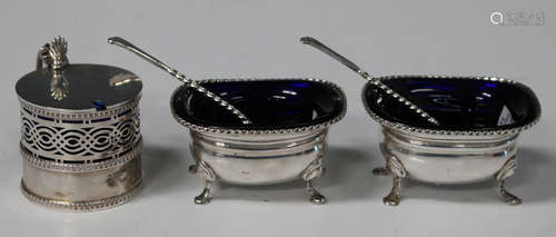 An Edwardian silver cylindrical mustard with hinged lid, pierced sides and blue glass liner,