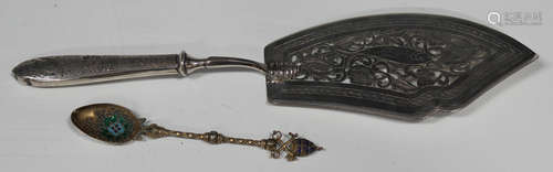 An Egyptian silver fish slice with pierced blade and engraved handle, length 29.5cm, together with a