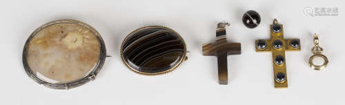 A small group of mostly Victorian jewellery, comprising a banded agate and white agate set twin-