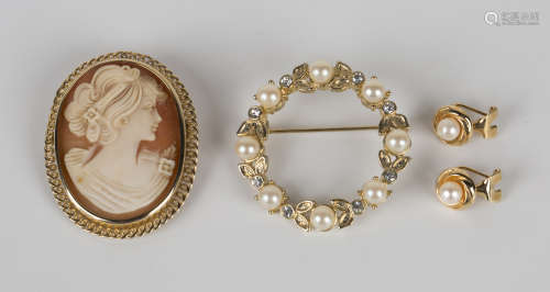 A 9ct gold mounted oval shell cameo brooch, carved as a portrait of a lady within a pierced wirework