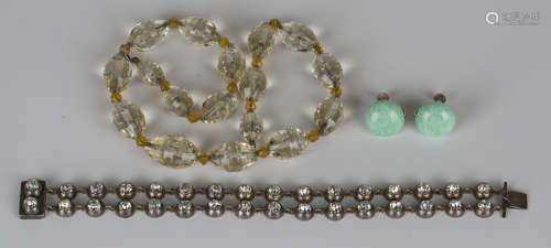 A single row necklace of faceted graduated oval light coloured citrine beads alternating with
