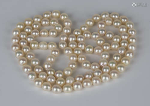 A long single row necklace of cultured pearls, length 90cm.Buyer’s Premium 29.4% (including VAT @