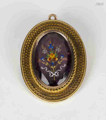 A gold and mauve paste oval pendant brooch, the mauve paste enamelled with a spray of flowers, the
