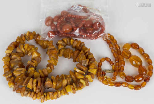A single row necklace of graduated oval vari-coloured semi-translucent amber beads, a single row
