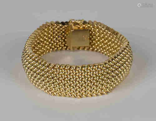 A gold bracelet in a curved multiple link design, on a snap clasp, detailed '750', length 20cm.