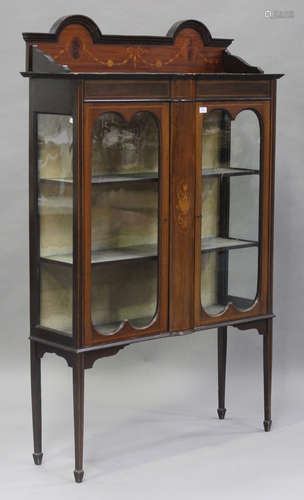 An Edwardian mahogany display cabinet with chequer stringing and inlaid decoration, fitted with a