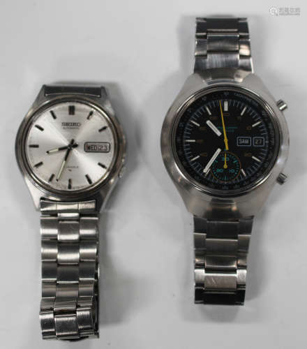 A Seiko Chronograph Automatic steel gentleman's bracelet wristwatch, the signed black dial with