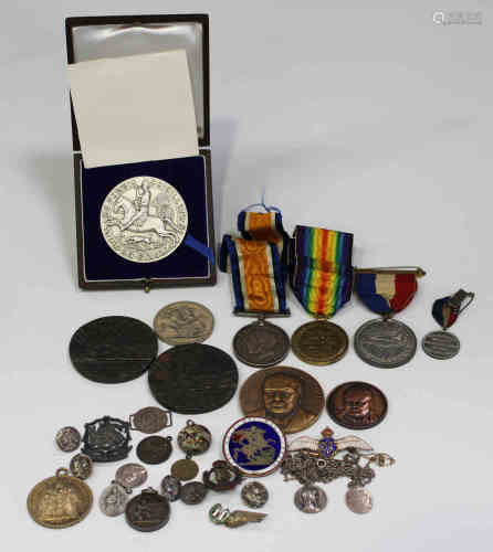 A group of coins, medals and medallions, including a British War Medal and Victory Medal to '562784.