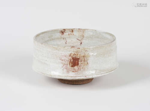 A Robin Welch studio pottery stoneware footed bowl, the textured body covered in a white glaze