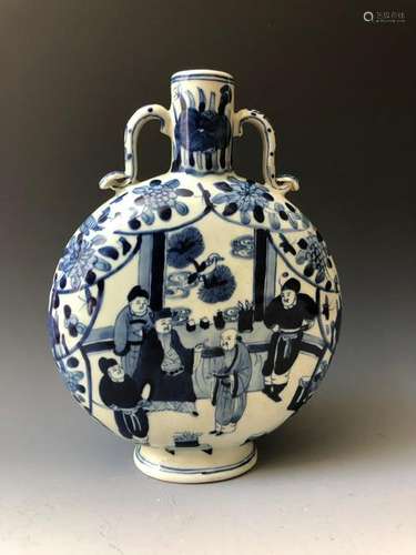 A CHINESE ANTIQUE  BLUE AND WHITE FIGURES MOONFLASK