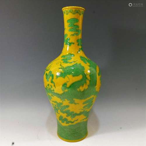 IMPERIAL CHINESE YELLOW GROUND GREEN DRAGON VASE -