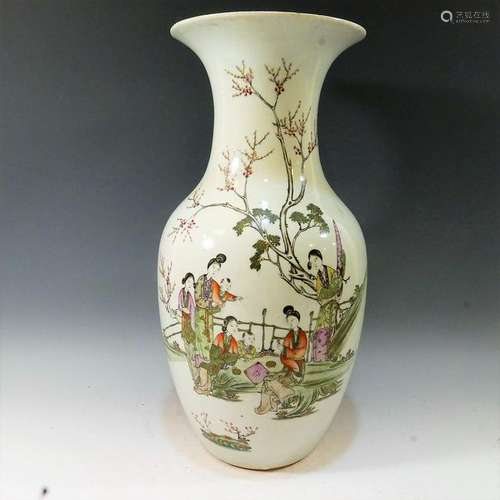 CHINESE ANTIQUE FAMILLE ROSE PORCELAIN VASE - 19TH