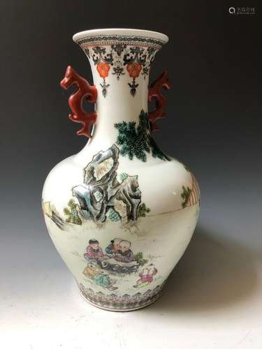 A CHINESE FAMILLE ROSE FIGURES PORCELAIN  VASE,