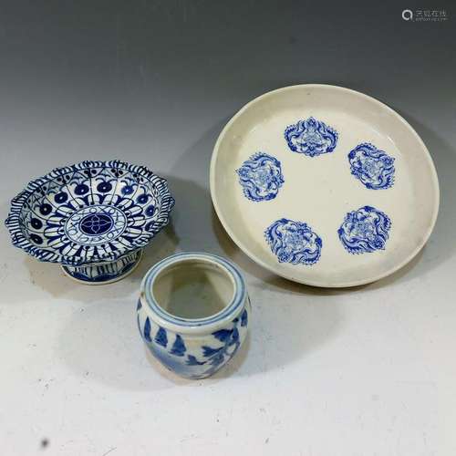 THREE CHINESE BLUE AND WHITE PIECES