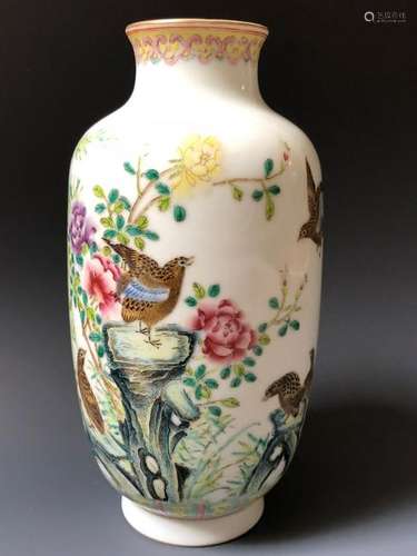 A FINE CHINESE ANTIQUE  FAMILL ROSE PORCELAIN VASE,