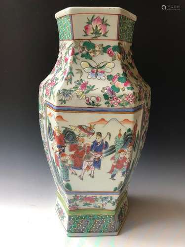 A CHINESE ANTIQUE FAMILLE-ROSE VASE, 19C