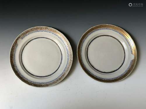 A PAIR OF CHINESE ANTIQUE EXPORT FAMILLE-ROSE PLATES