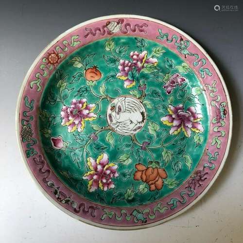 A CHINESE ANTIQUE FAMILLE-ROSE PLATE