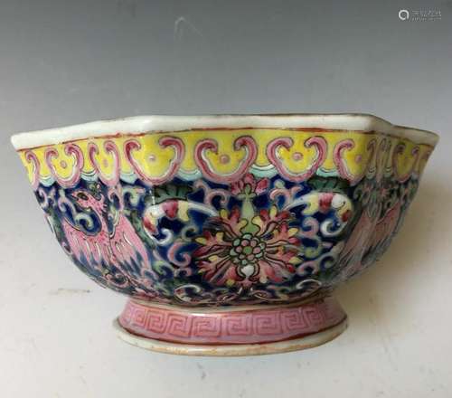 A CHINESE ANTIQUE FAMILLE-ROSE BOWL, MARKED