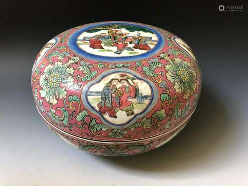 A CHINESE ANTIQUE FAMILLE-ROSE PORCELAIN BOX