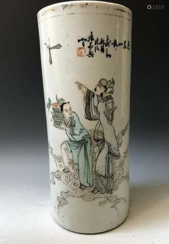 A CHINESE ANTIQUE FAMILLE-ROSE PORCELAIN VASE