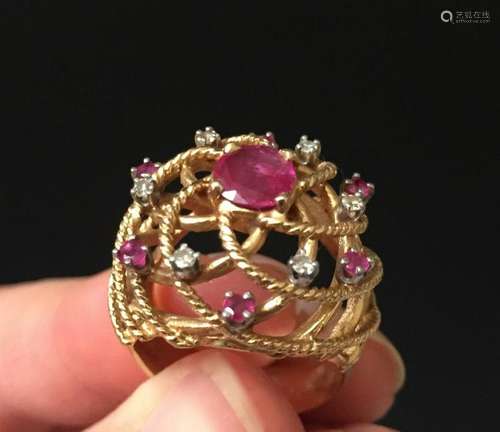 A BEAUTIFUL 14k YELLOW GOLD DIAMOND AND RUBY RING