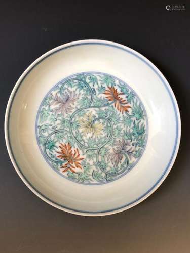 A CHINESE ANTIQUE DOUCAI PLATE, MARKED.