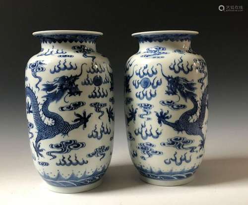 A PAIR OF CHINESE ANTIQUE BLUE AND WHITE DREGAN