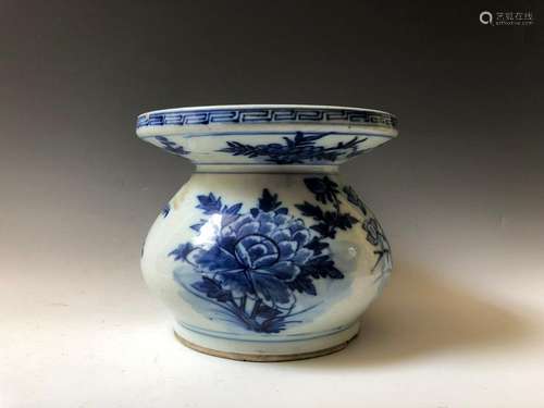 A CHINESE ANTIQUE  BLUE AND WHITE VASE.