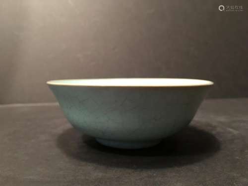 Fine Chinese light grey bowl with Chinese marks and