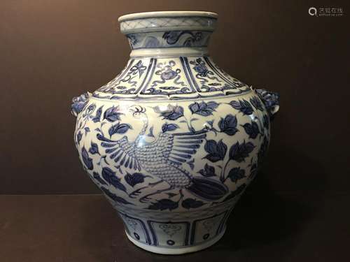 A Fine Large Chinese Blue and White Vase, 14 1/2