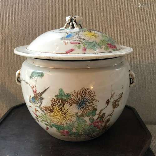 A CHINESE ANTIQUE FAMILLE-ROSE POT