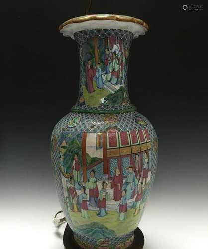 A CHINESE ANTIQUE FAMILLE ROSE PORCELAIN VASE,19C.