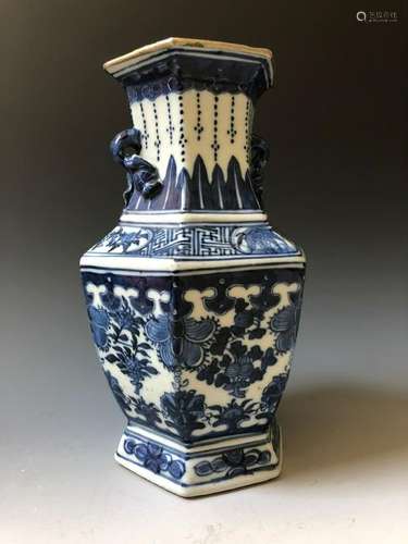 CHINESE ANTIQUE BLUE AND WHITE PORCELAIN VASE, 19C