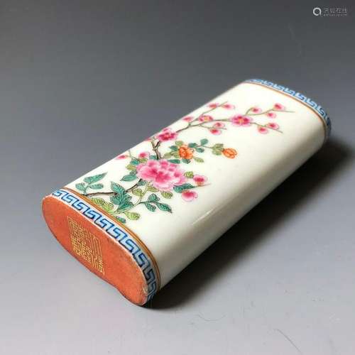 A CHINESE ANTIQUE FAMILL ROSE PORCELAIN PEN REST,