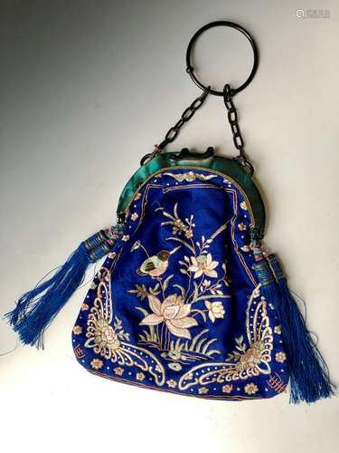 A BEAUTIFUL CHINESE EMBROIDERY HANDBAG