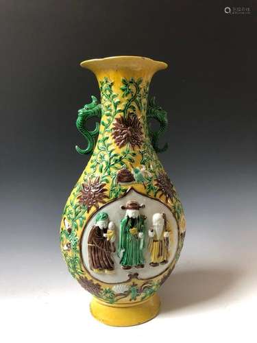 A BIG CHINESE ANTIQUE  FAMILLE VERTE PORCELAIN VASE.