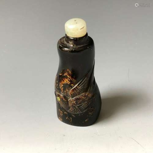 A CHINESE ANTIQUE HORN CARVING SNUFFBOTTLE