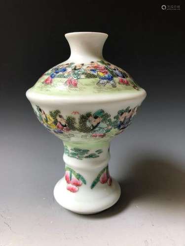 A CHINESE ANTIQUE FAMILLE ROSE VASE