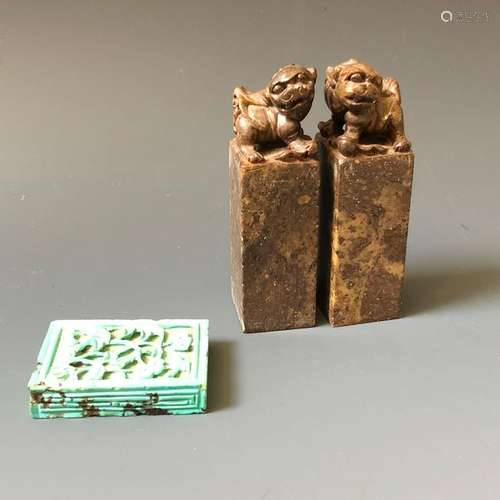 A PAIR OF CHINESE SEALS AND TURQUOISE PENDANT.