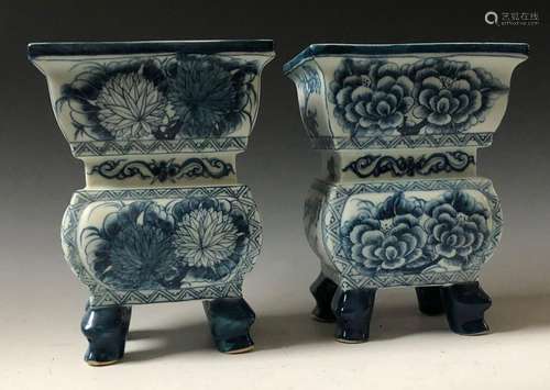 A PAIR OF CHINESE ANTIQUE BLUE AND WHITE PORCELAIN