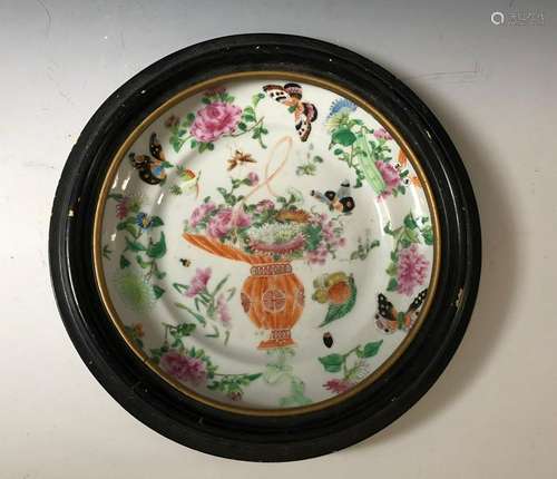 A CHINESE ANTIQUE FAMILLE-ROSE PLATE