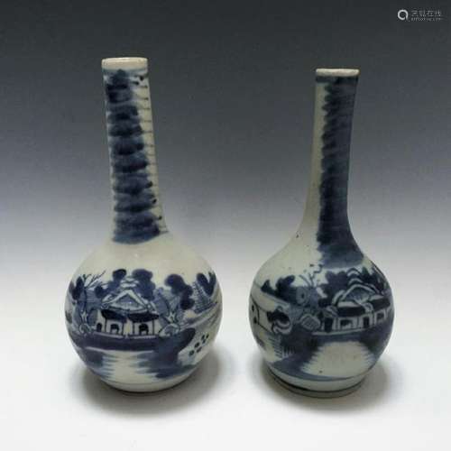 A PAIR CHINESE ANTIQUE BLUE AND WHITE PORCELAIN  VASES