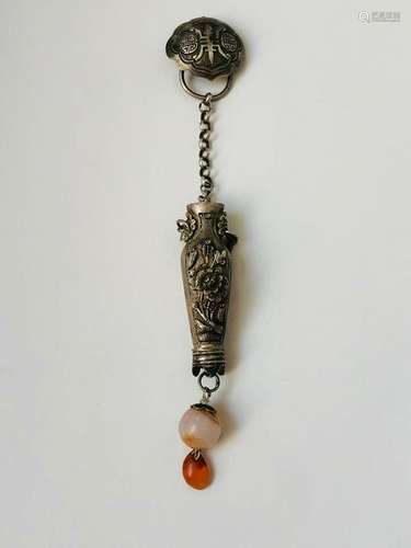 A CHINESE VINTAGE SILVER PENDANT