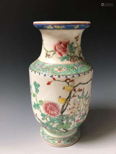 A CHINESE ANTIQUE FAMILLE ROSE PORCELAIN VASE,19C.