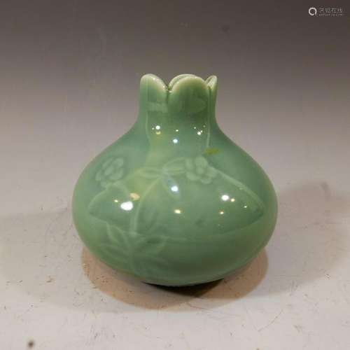 CHINESE CELADON WATER POT QIANLONG MARK